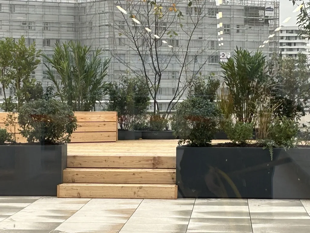 Terrasse rooftop avec bacs anthracite et escaliers bois
