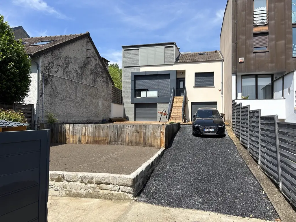 Jardin en escalier — façade maison contemporaine, G Mon Jardinier