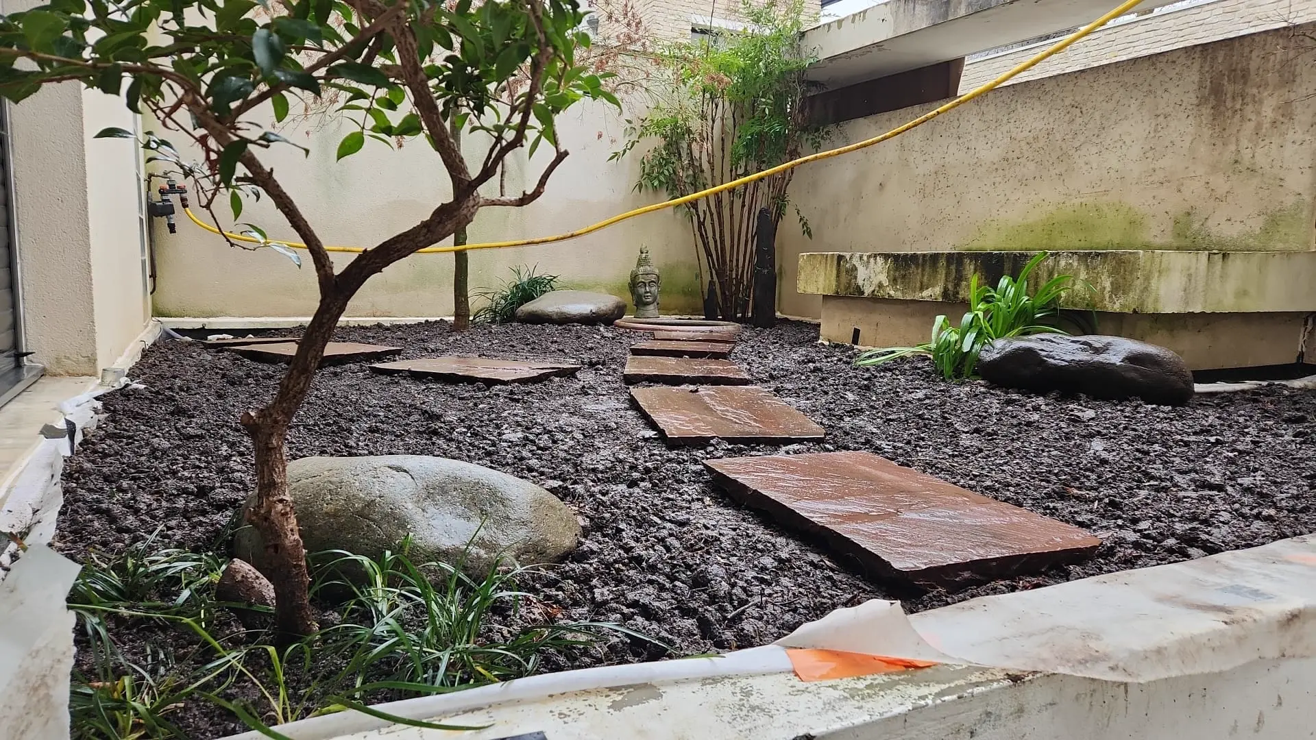 Jardin Zen — détail paillage minéral et plantes ornementales
